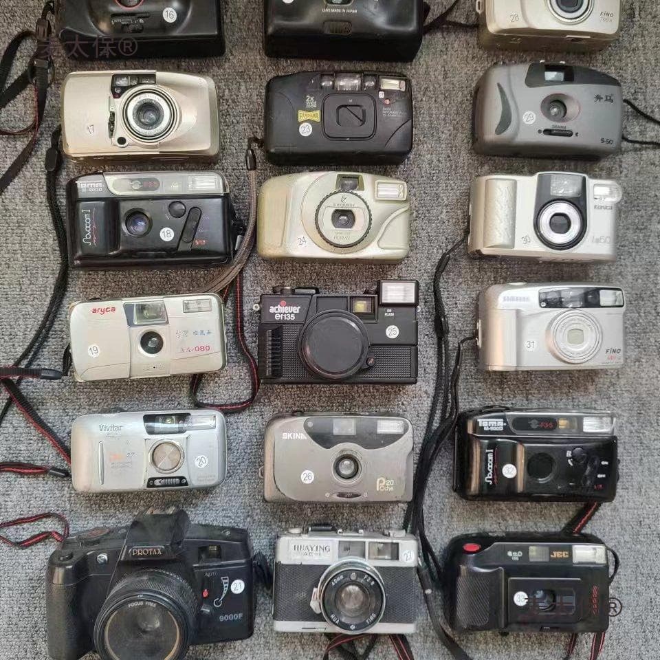 Retro film camera, shooting model props, second-hand broken point-and-shoot camera ornaments, scrapped photography equipment, microphones, etc.