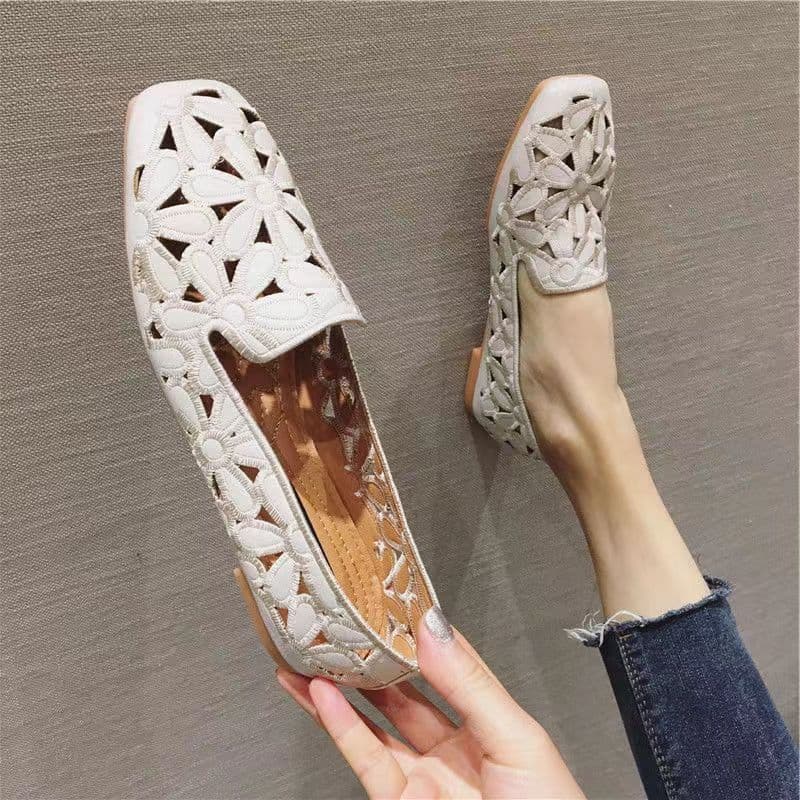 Retro middle-aged flat-soled wide-foot breathable hole-in-the-wall women's outer wear non-slip comfortable trendy scoop shoes plus fat hollow women's shoes