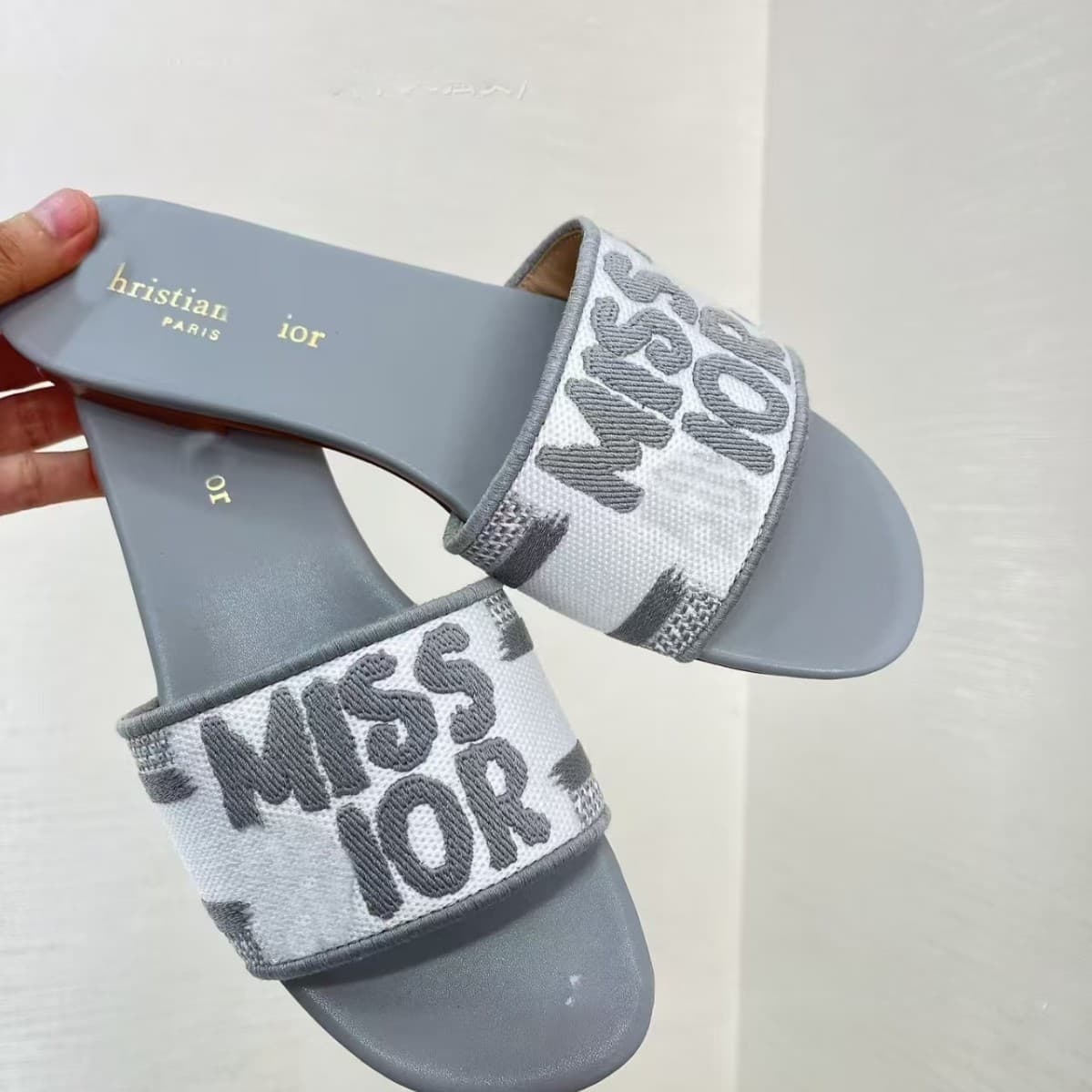 2026 New MISS DIOR letter flat slippers for women, fashionable and versatile beach sandals and slippers