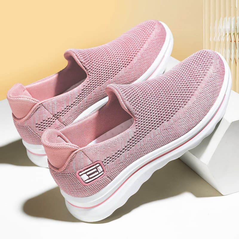 Women's Walking Shoes 2026 Spring New Style Breathable Soft Sole Mother Shoes Couple Slip-on Casual Shoes