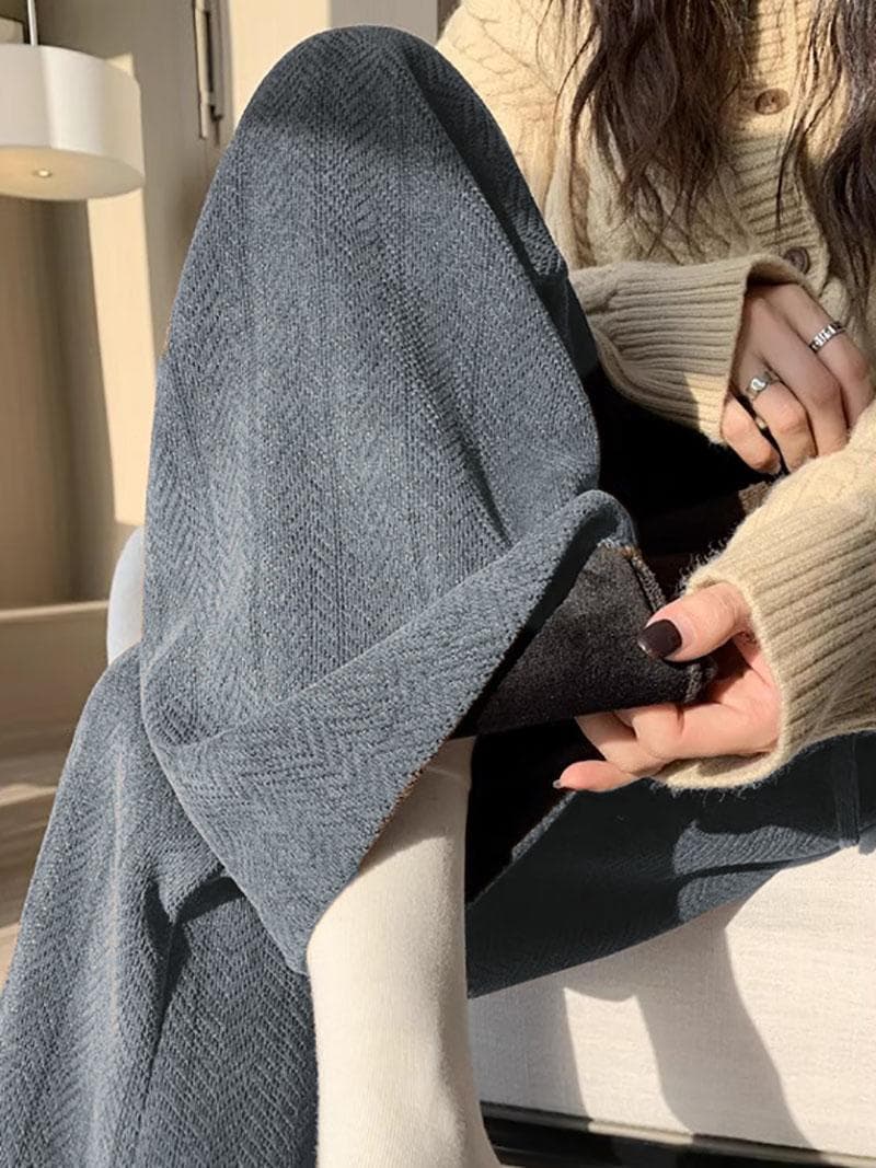 Plus-size herringbone chenille wide-leg pants for women, autumn and winter, fleece-lined, slimming casual pants for pear-shaped figures.
