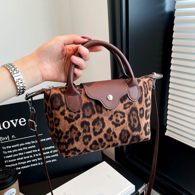 Stylish Retro Commuter Shoulder Bag 2025 New Trendy Large Capacity Handbag Versatile Chic Crossbody Bag