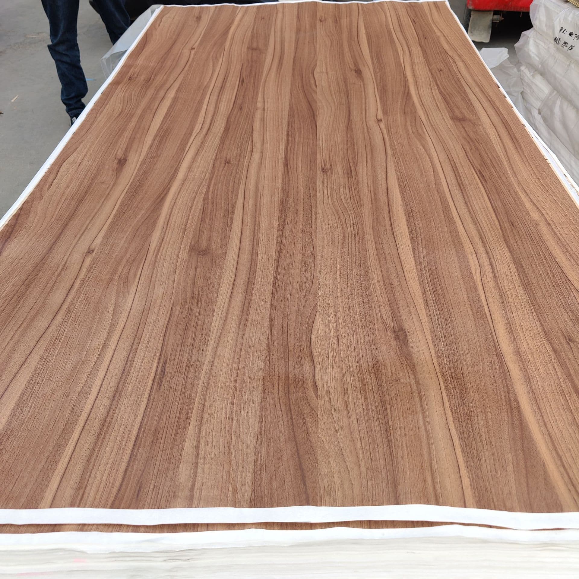 Custom processing of melamine decorative paper-wrapped PVC slabs, stone plastic board-wrapped moldings, and door frames.
