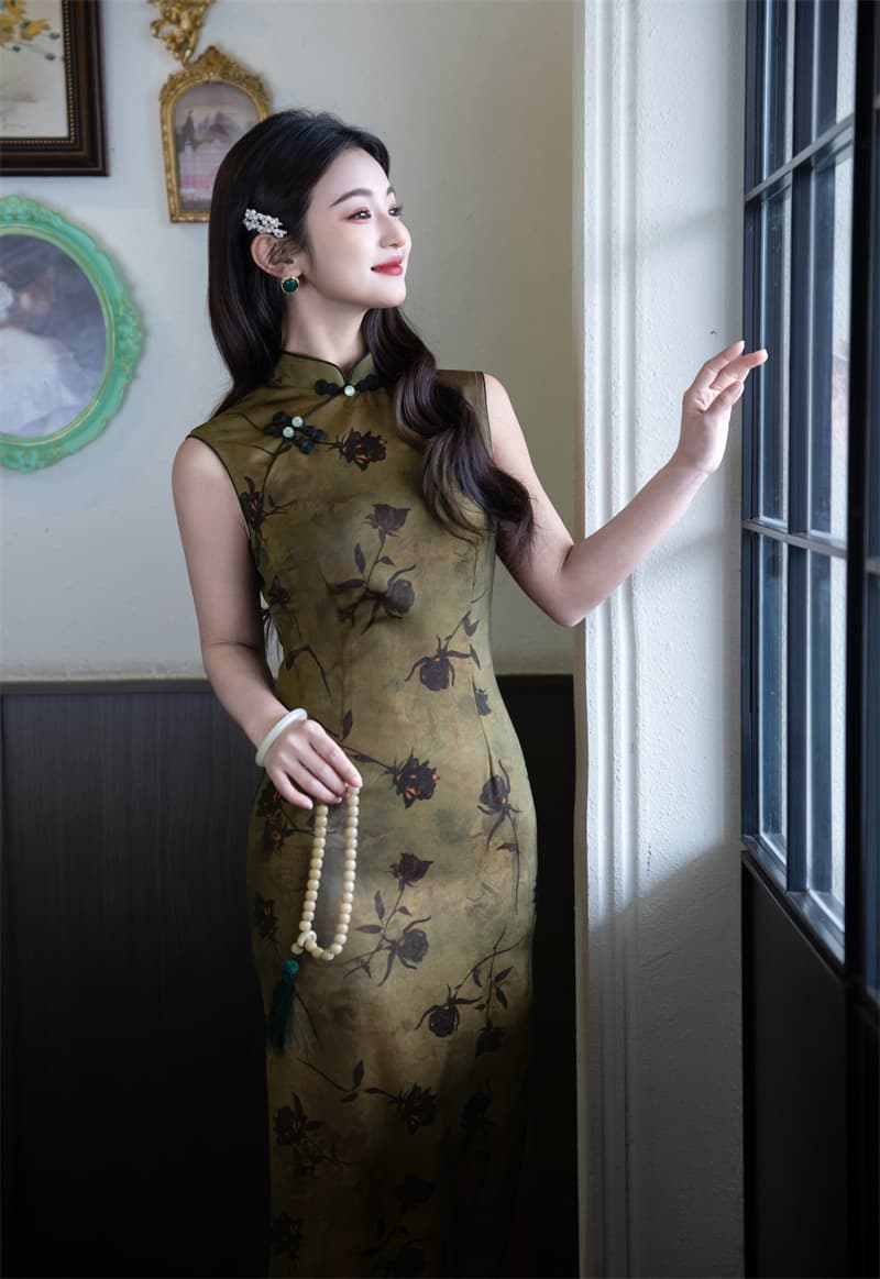 2026 Spring/Summer New Style Qipao New Chinese Style Republic of China Style Satin Long Sleeveless Qipao with Stand Collar and Printed Design for Women