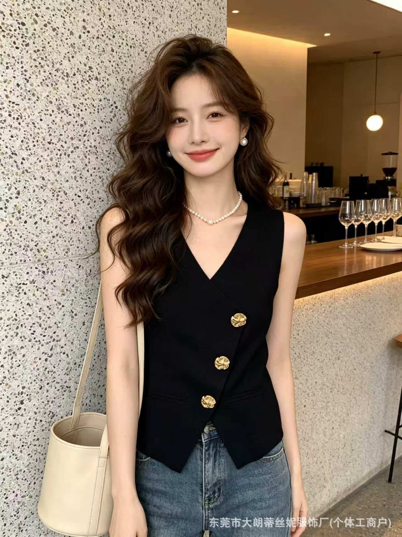 Summer Elegant Women's High-End European Style Fashion Vest with Single-Breasted Button Design, Sleeveless Knit Cardigan