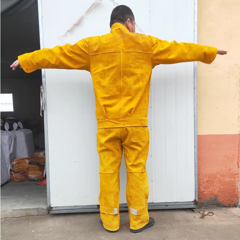 Manufacturer supplies cowhide welding work clothes, flame-retardant labor protection sets, and two-piece welding work clothes wholesale.