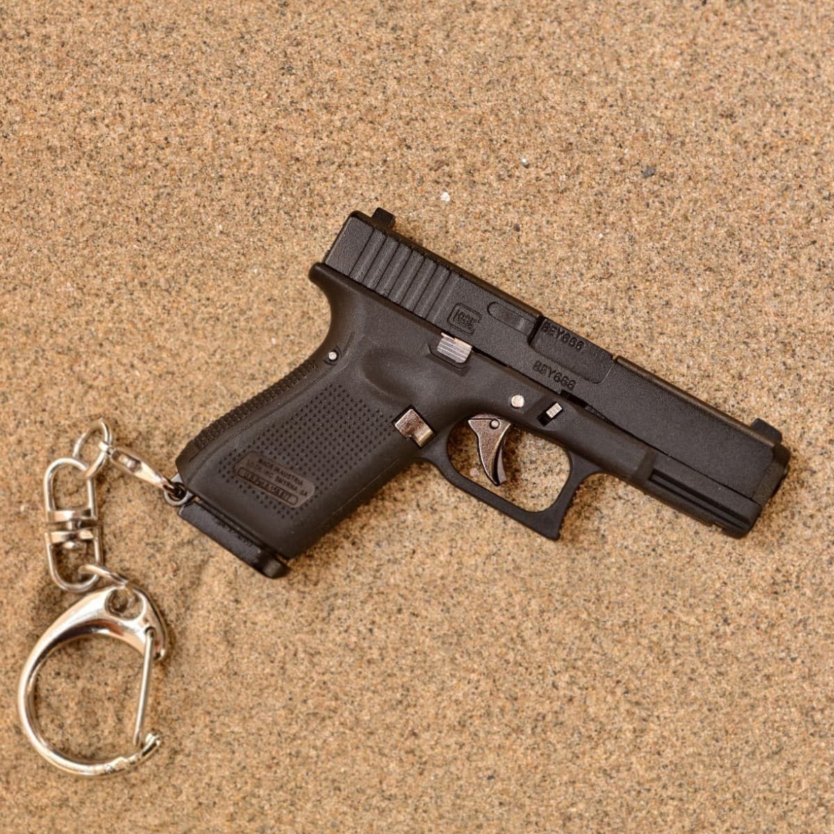 Cross-border Hot-selling Alloy Empire GLOCK 19 Gen5 1:3 Manual Shell Ejection Keychain Mini Toy Pendant