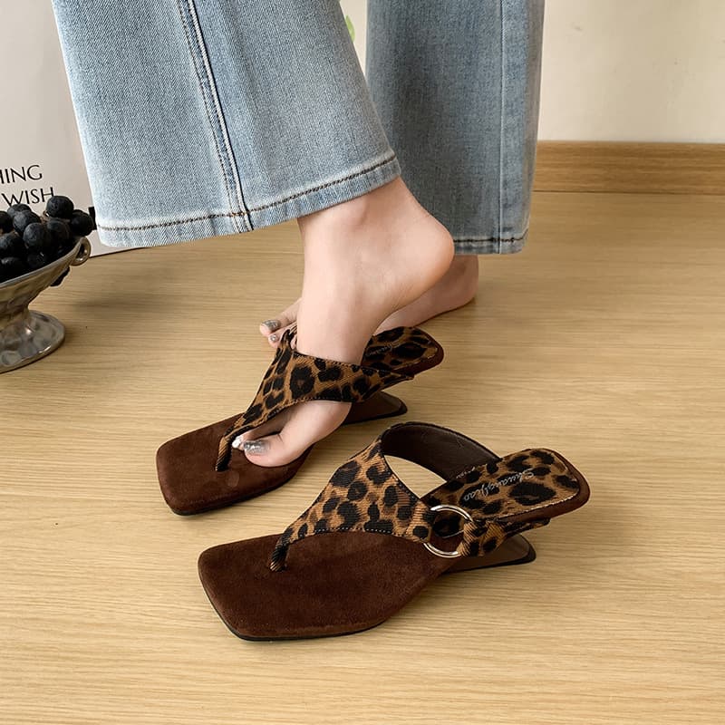 French Retro Square Toe Toe Separator Flip Flops for Women 2026 Summer Outdoor Wear High Heels with Dresses Wedge Heel Sandals