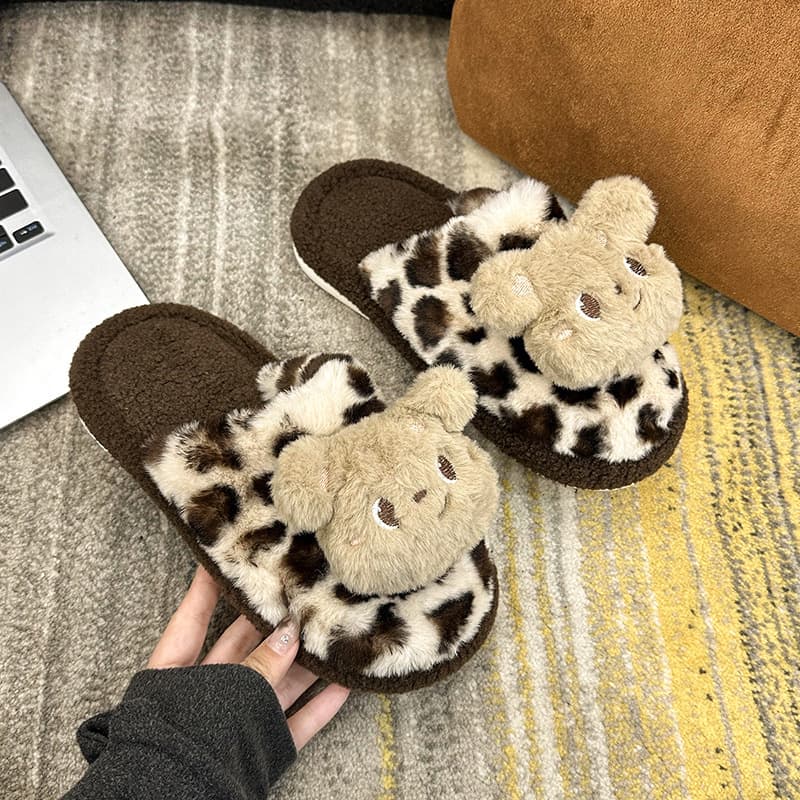 Cute and versatile leopard print fluffy slippers for women, new autumn and winter style, non-slip soft sole, closed toe cotton slippers.