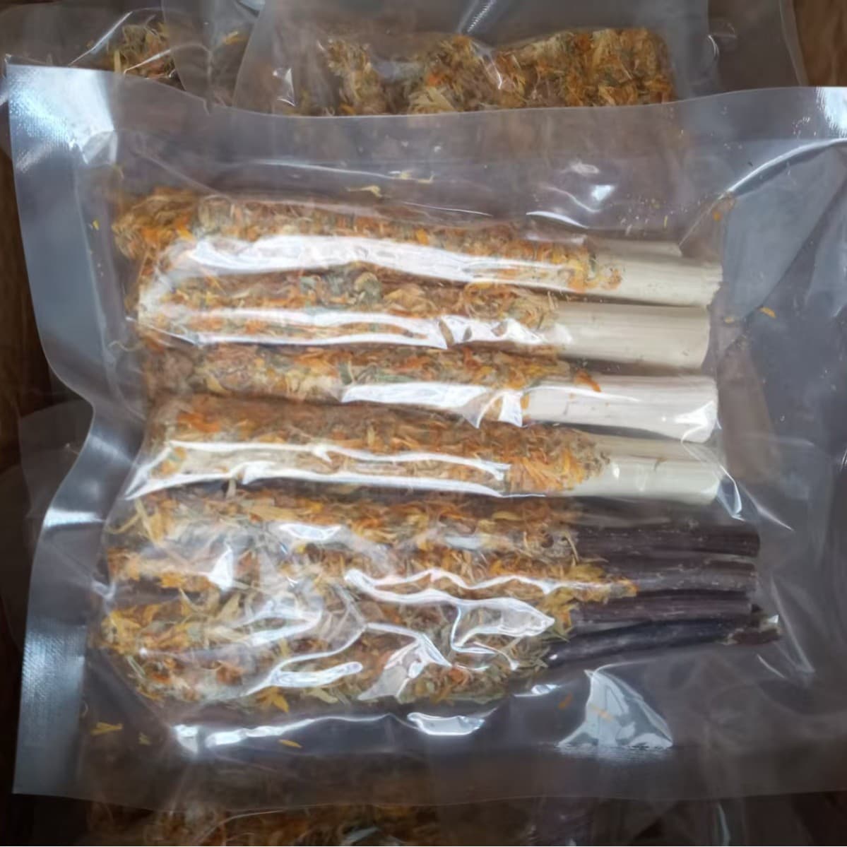 Chamomile Flower Chew Sticks - Grinding Teeth Snack for Rabbits, Hamsters, Chinchillas as Pet Toys, Sweet Bamboo Chew Stick