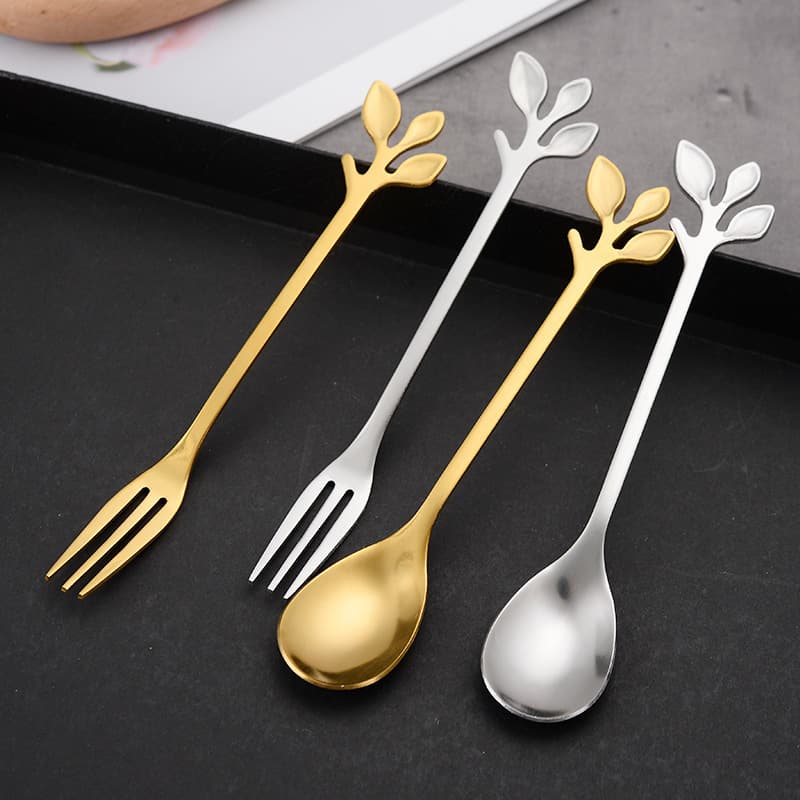 Stainless steel leaf-shaped spoon, a popular dessert spoon, stirring spoon, coffee spoon, European-style gold cutlery, suitable for home use.