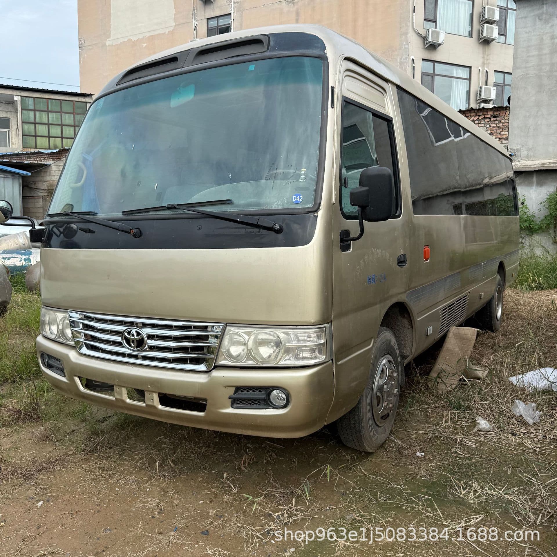 Cross-border export used Toyota Coaster 23-seater minibus 14-seater small luxury minibus corporate shuttle