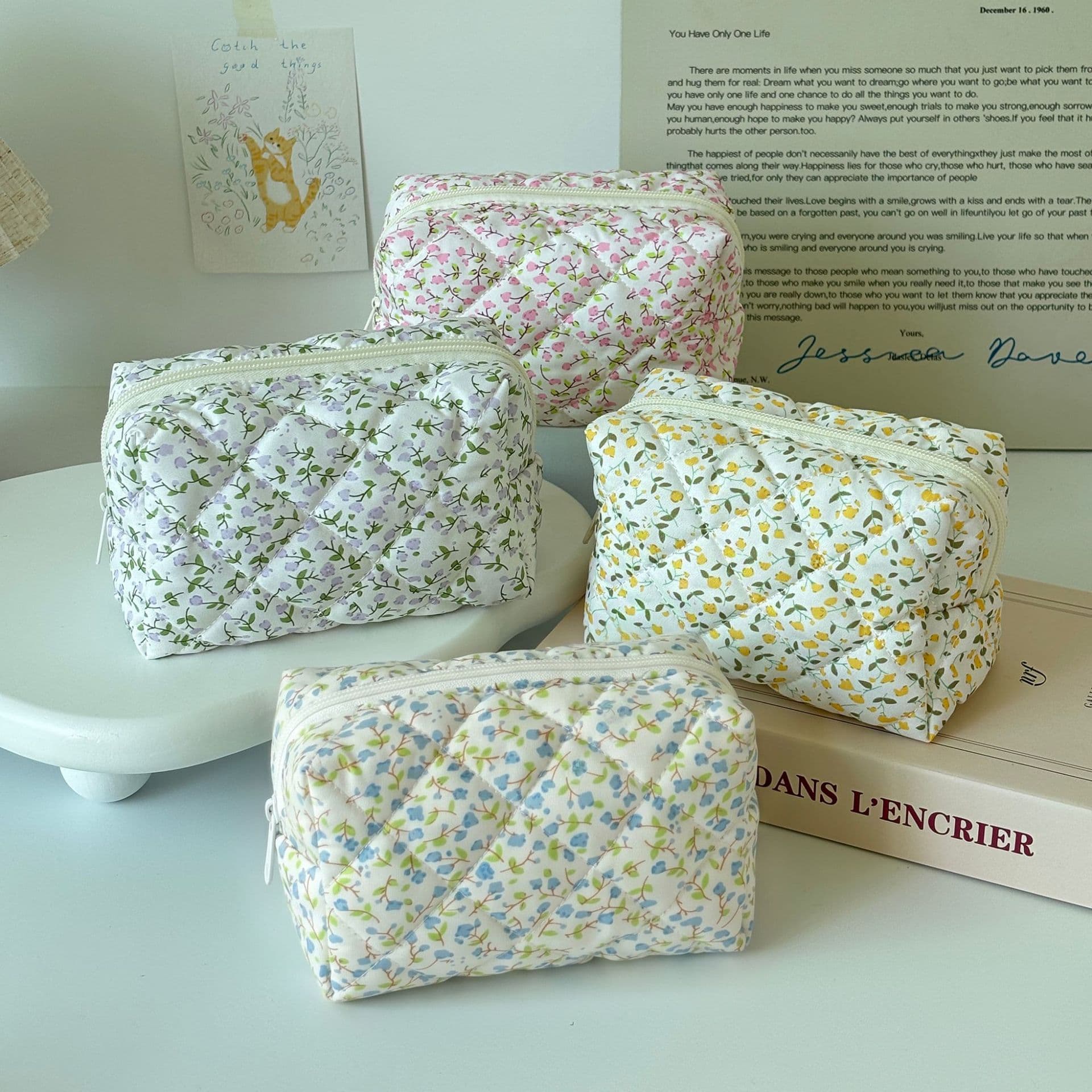 New Floral Cosmetic Storage Bag Quilted Makeup Bag Large Capacity Travel Toiletry Bag Cosmetic Bag Structured Non-Collapsing