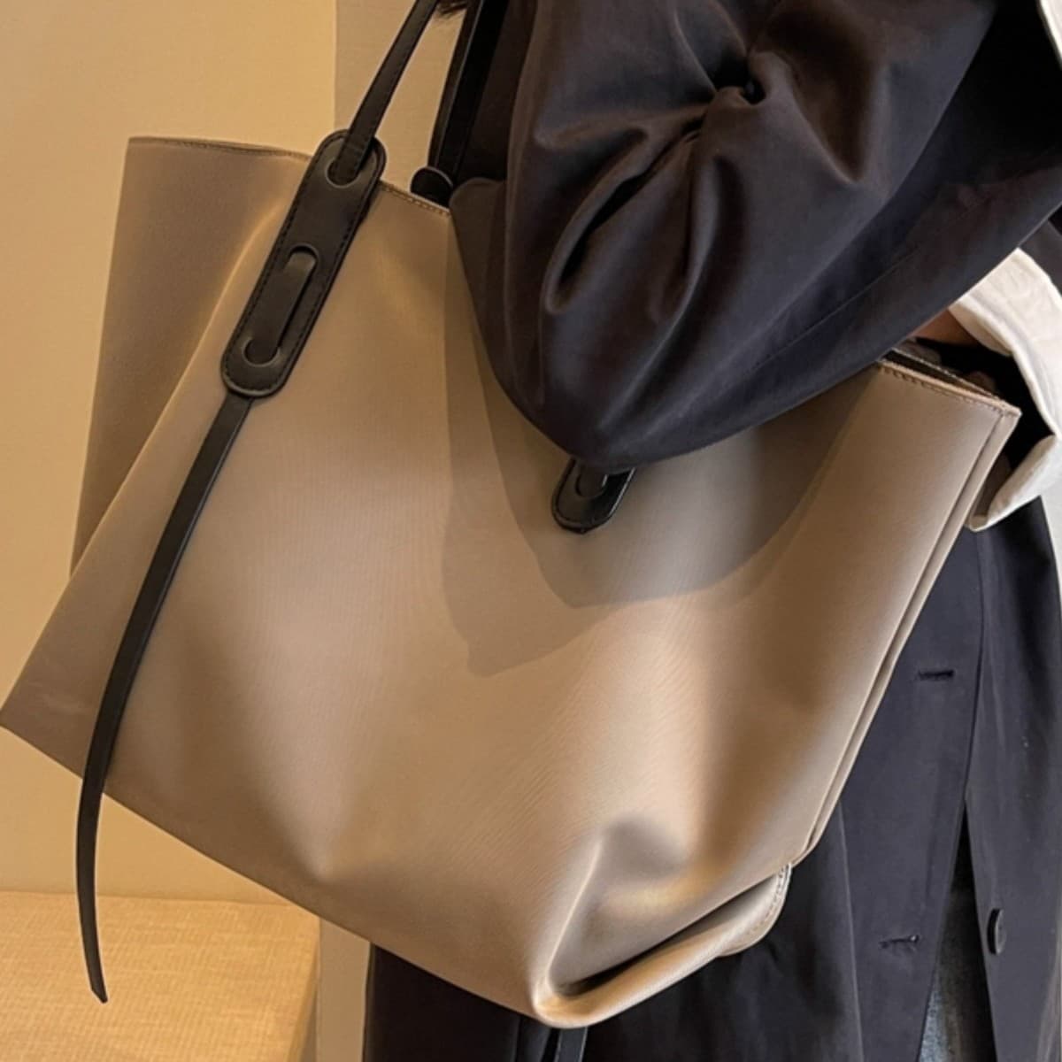 High-end large-capacity bag for women 2025 new autumn and winter super hot shoulder tote bag for work and commuting canvas bag