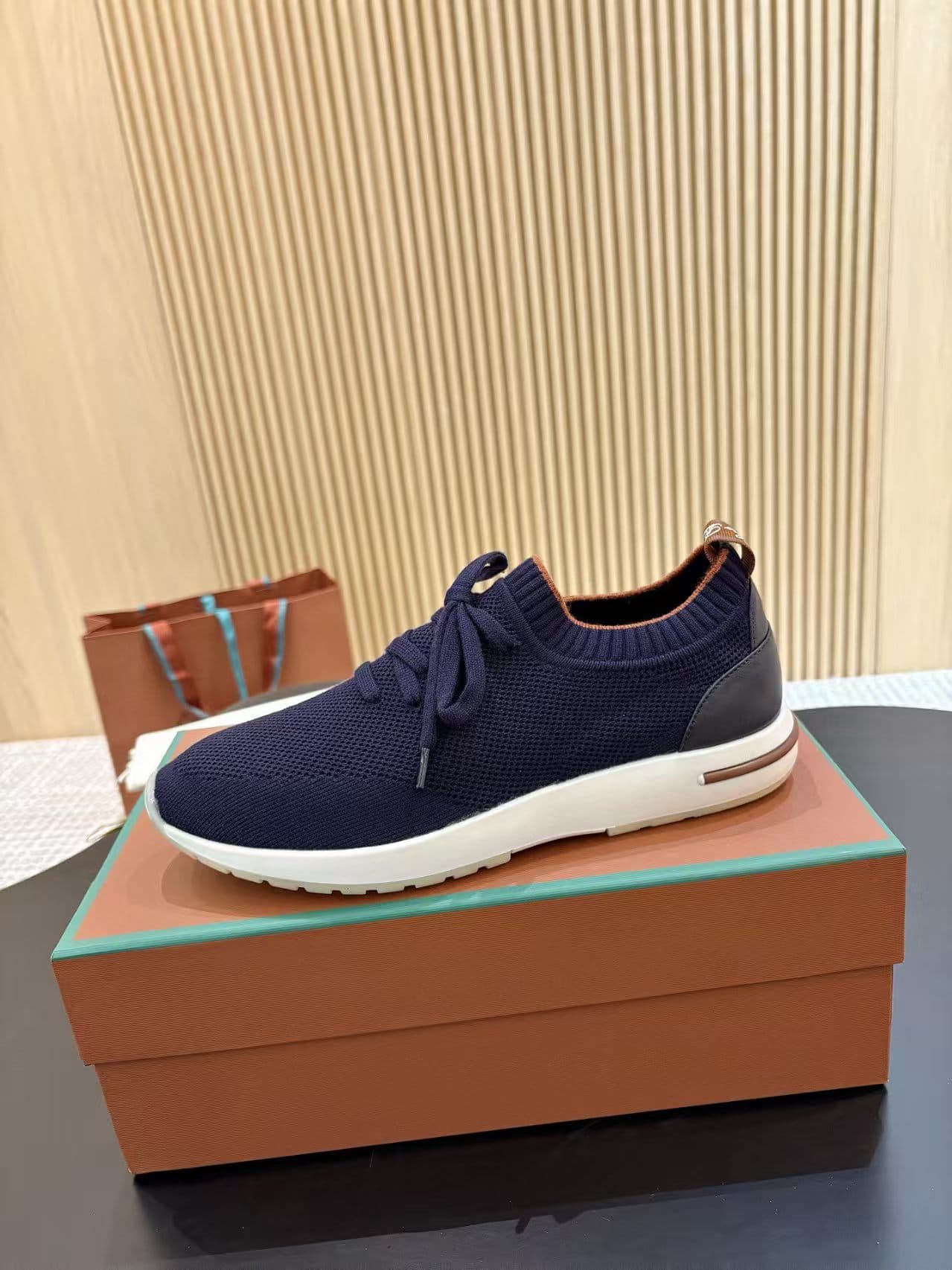 Unisex Casual Sports Shoes for European Market, Breathable, Lightweight, Flyknit Comfortable Versatile Mesh Shoes