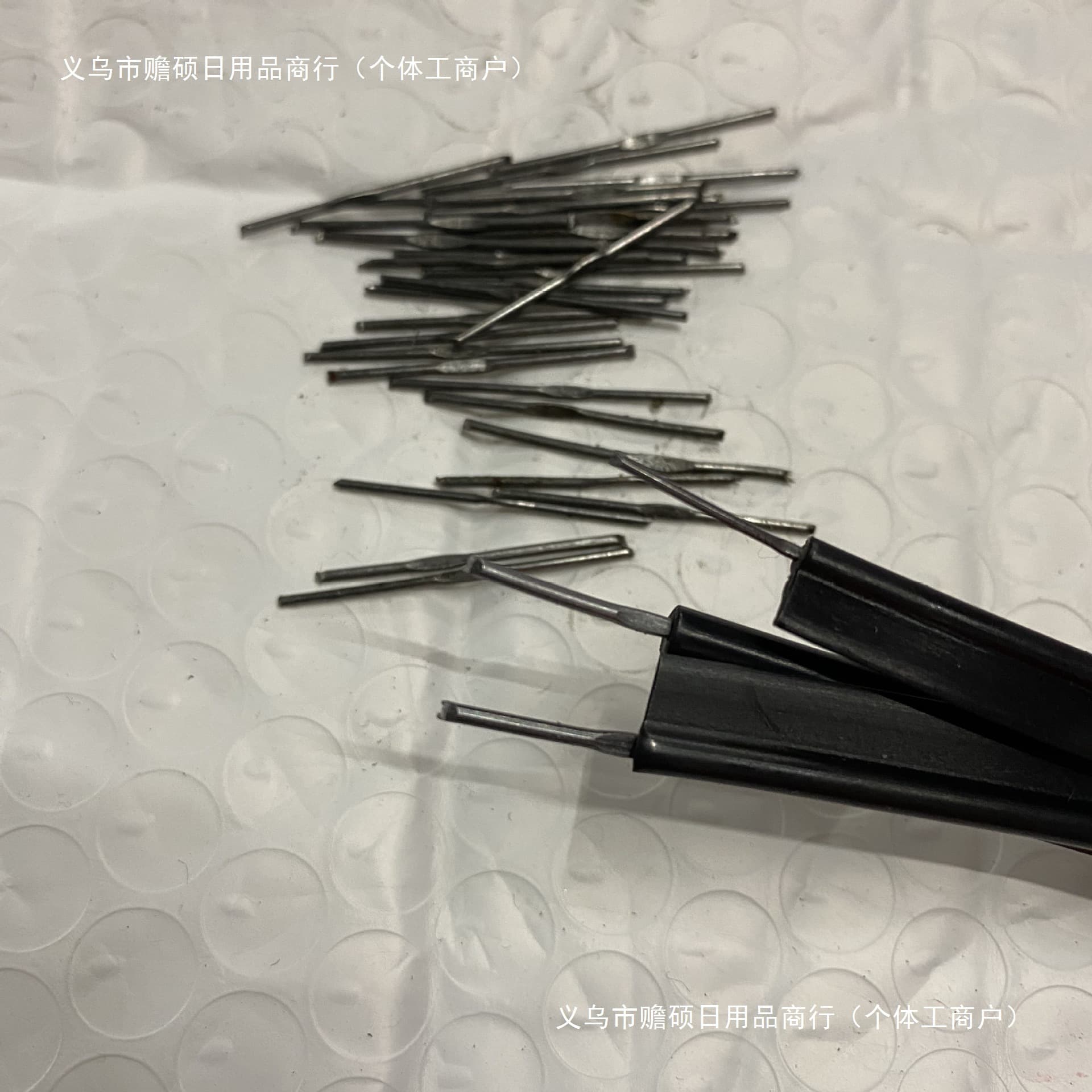 Steel needle style with embedded wire bone strip for luggage and bag joints