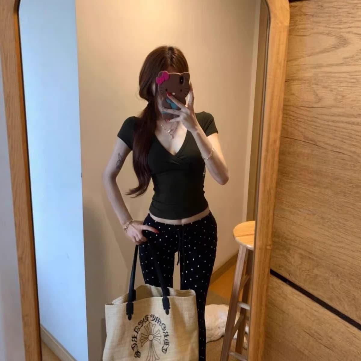 Hot girl style V-neck short-sleeved T-shirt for women summer new black slimming temperament versatile basic casual top