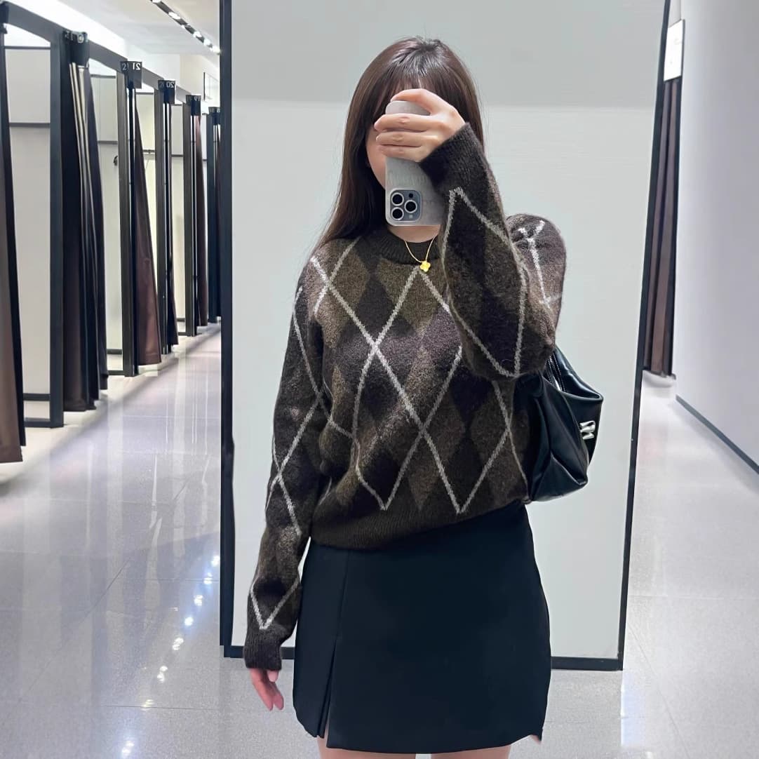 2025 New Arrival ZA Series Diamond Pattern Round Neck Comfortable Loose Casual Knit Sweater 2756125
