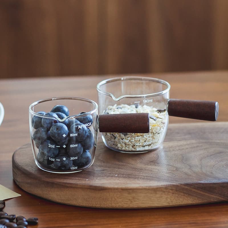 Japanese-style wooden-handled mini milk jug, glass milk jar, coffee/milk extraction cup with graduations, mini wooden handle, sauce bowl.