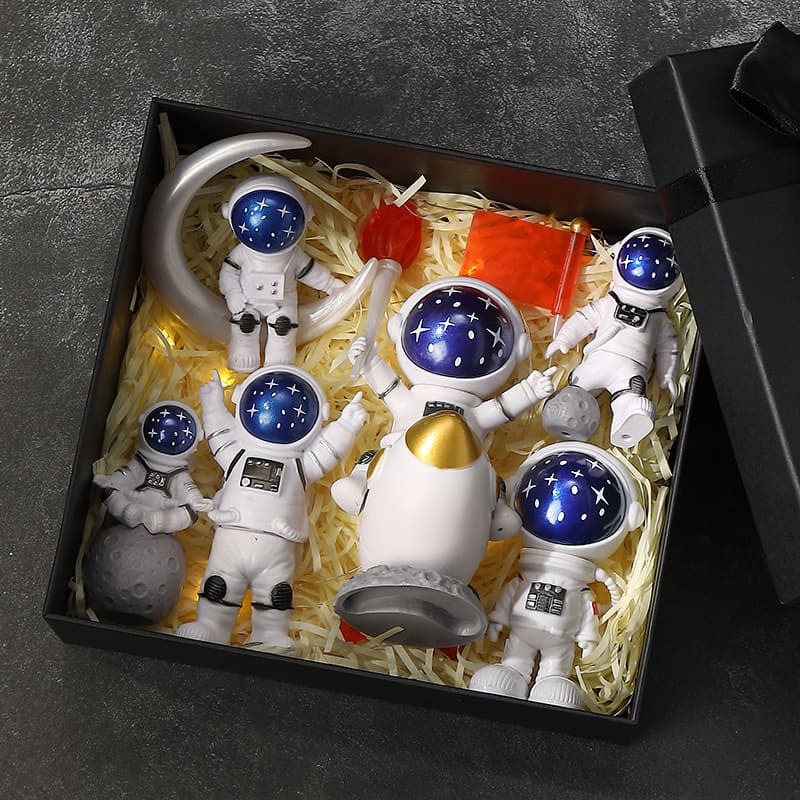 Astronaut figurine, mini astronaut model car, modern home desktop decoration, children's birthday gift set