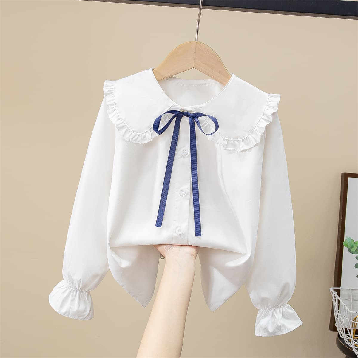 Girls' white shirt, spring 2025 new style, stylish long-sleeved top for girls, suitable for medium and large children, perfect for school performances.