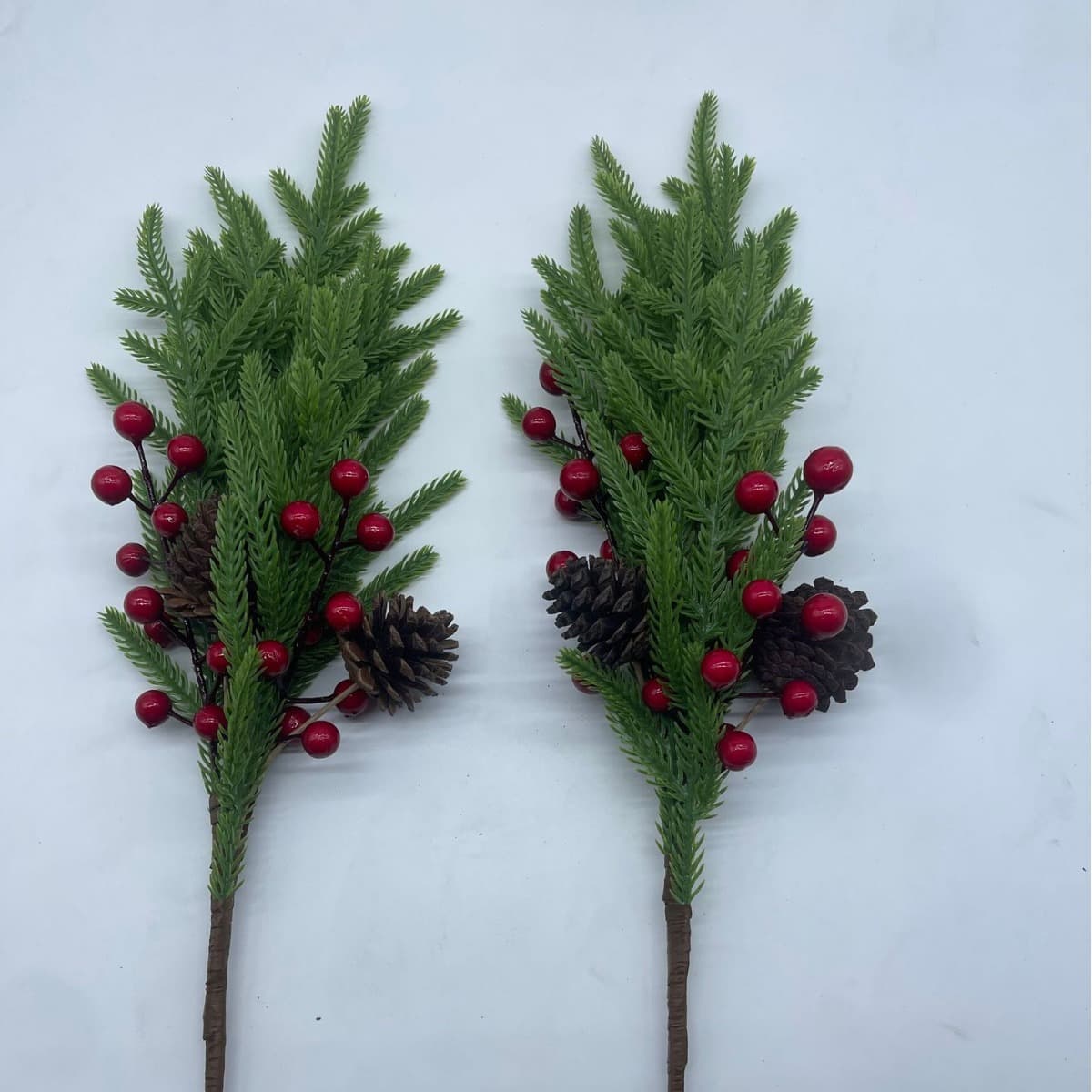 DIY Christmas decorations, bouquets, wreaths, Christmas trees, and festive pine cone accessories.