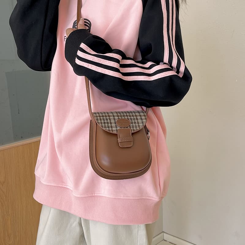 Vintage Patchwork Contrast Color Commuter Saddle Bag Mini Decorative Casual Niche Design Phone Bag