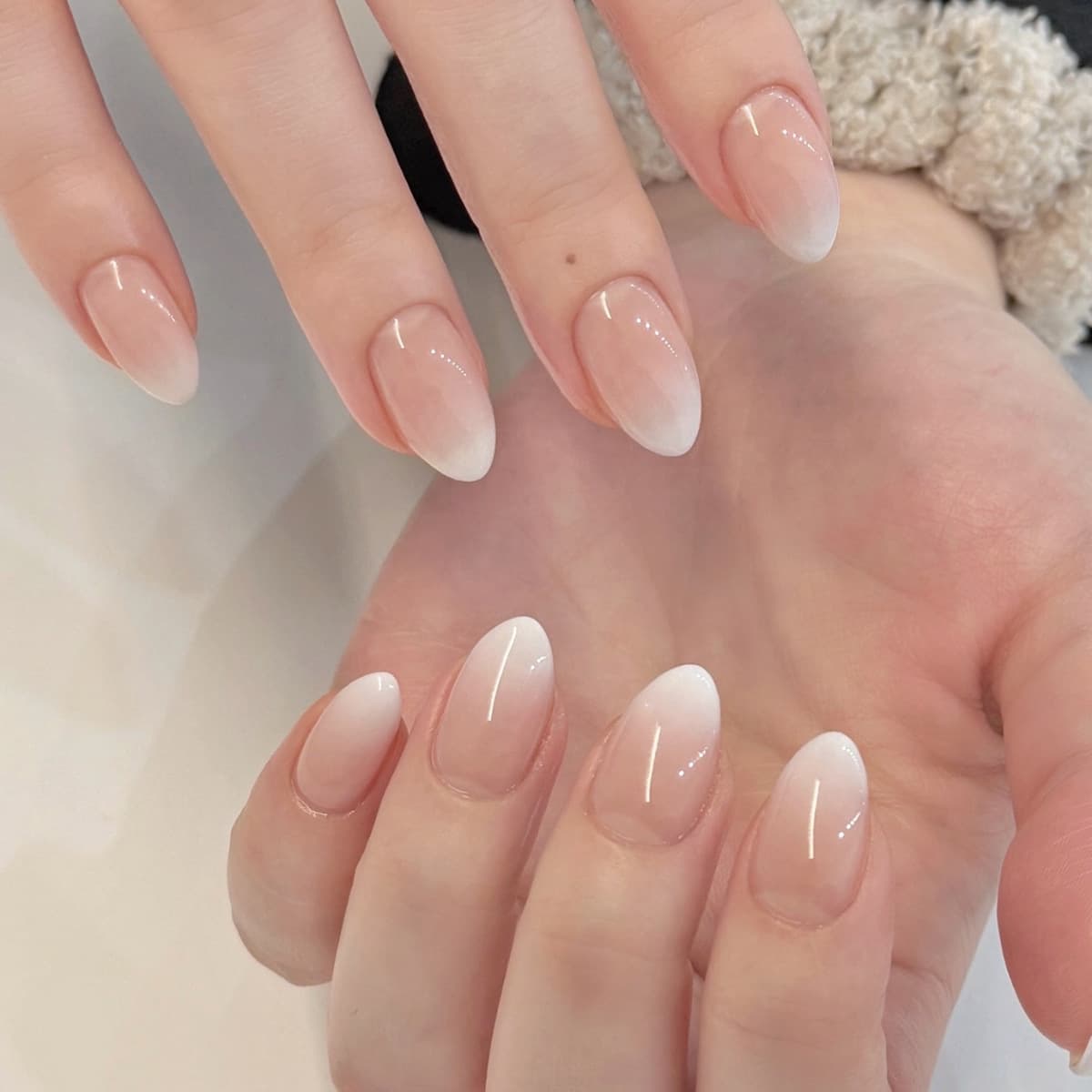 White Gradient French Short Almond Nails Fashionable Ins Style Removable Press On Nails 30 Pieces
