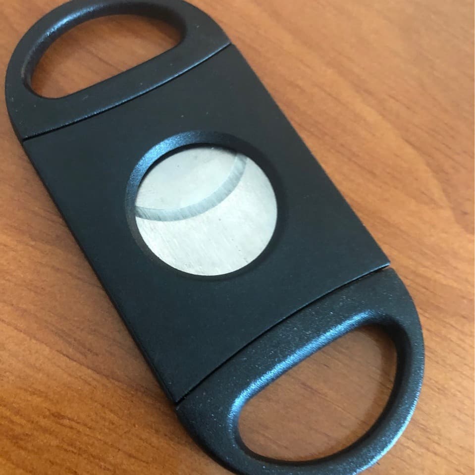 Factory direct supply of cigar cutters, simple and stylish sharp scissors with plastic casing.