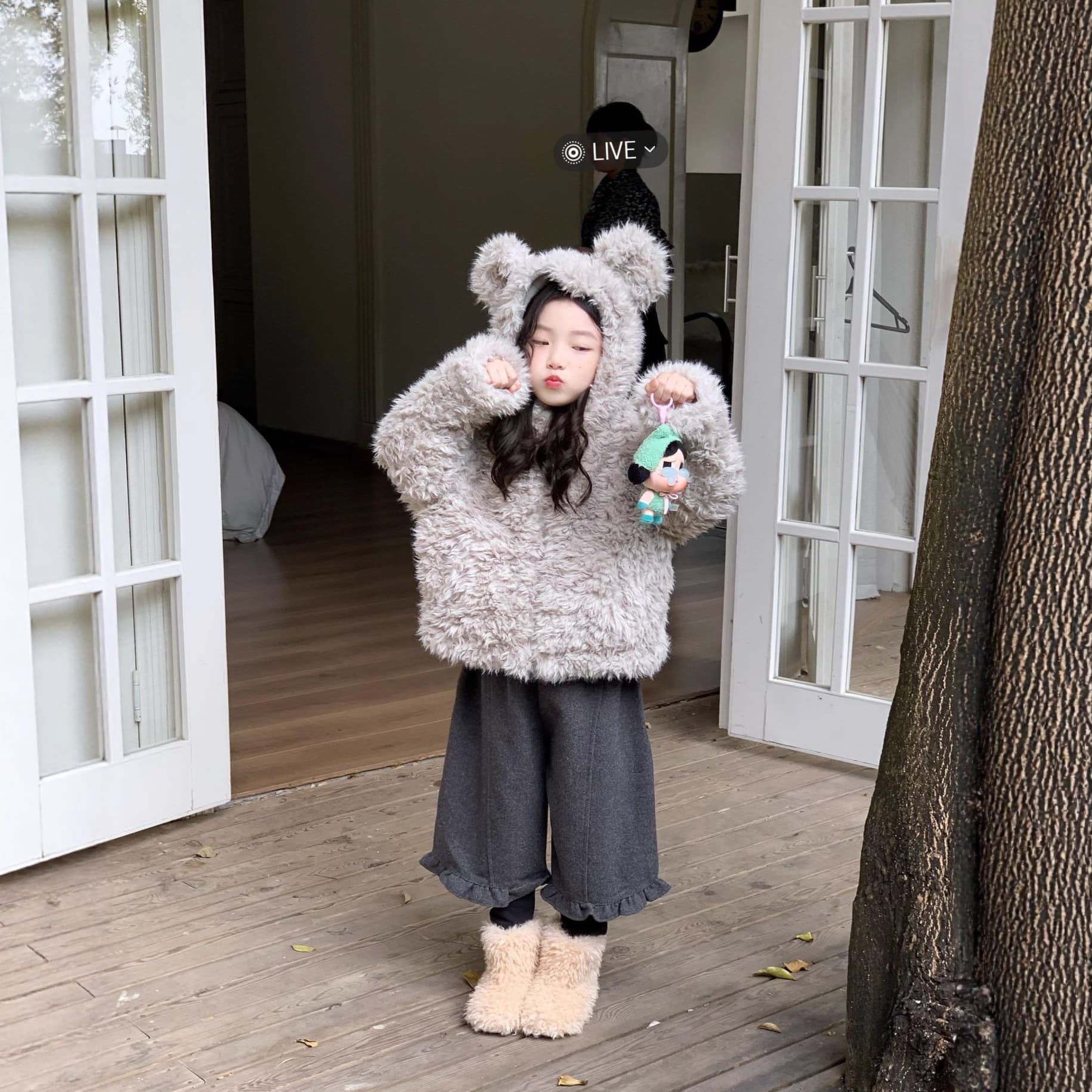 Korean style children's clothing 2025 winter new style girls' fleece-lined lamb wool faux fur coat children's hooded clothes are fashionable