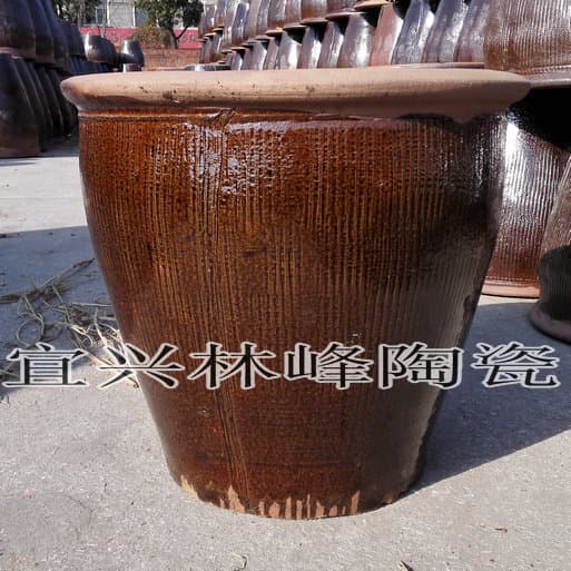 Linfeng Ceramics supplies 100-jin (50 catties) capacity ceramic water tanks, earthenware jars, and coarse pottery pickling jars.