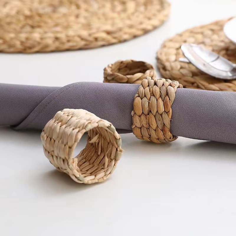 Hand-woven straw rings, gourd grass napkin rings, Western restaurant napkin clips, cattail table rings, wholesale