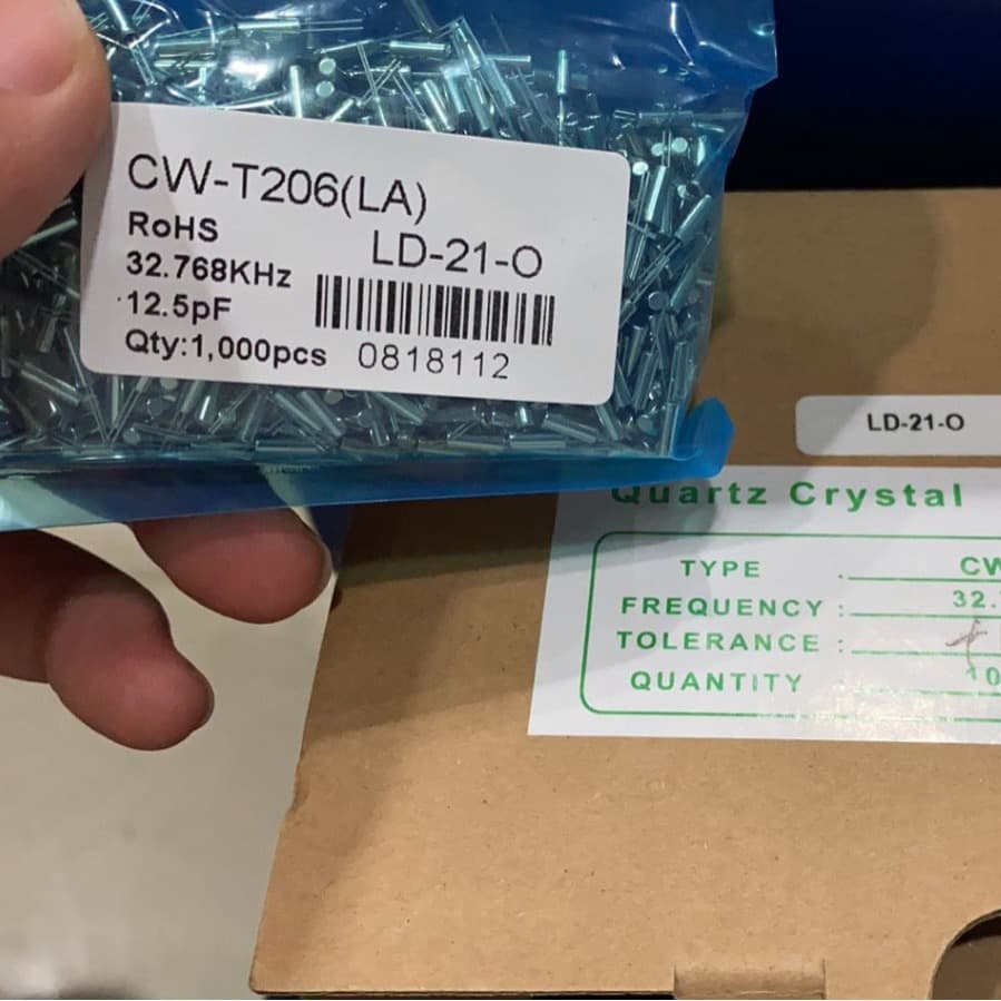 New Batch Cylindrical Passive Quartz Crystal Oscillator 6M 8M 12M 16M 24M 32K 32.768K Negotiable