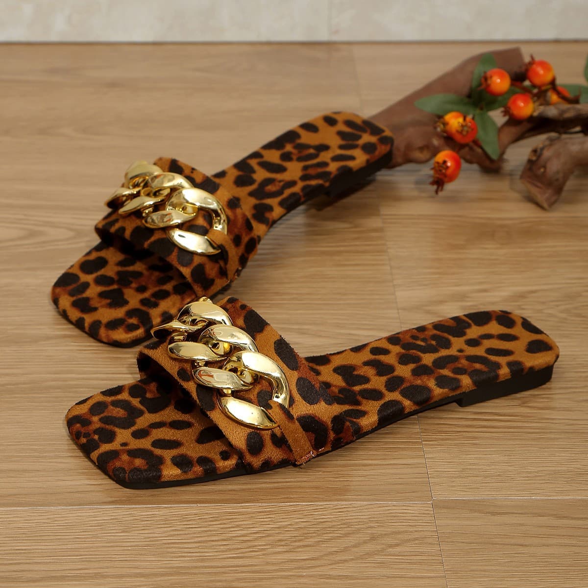 Leopard Print Slippers Casual Fashion Outdoor 2026 Summer New Square Toe Canvas Women's Flat One-Strap Beach Sandals