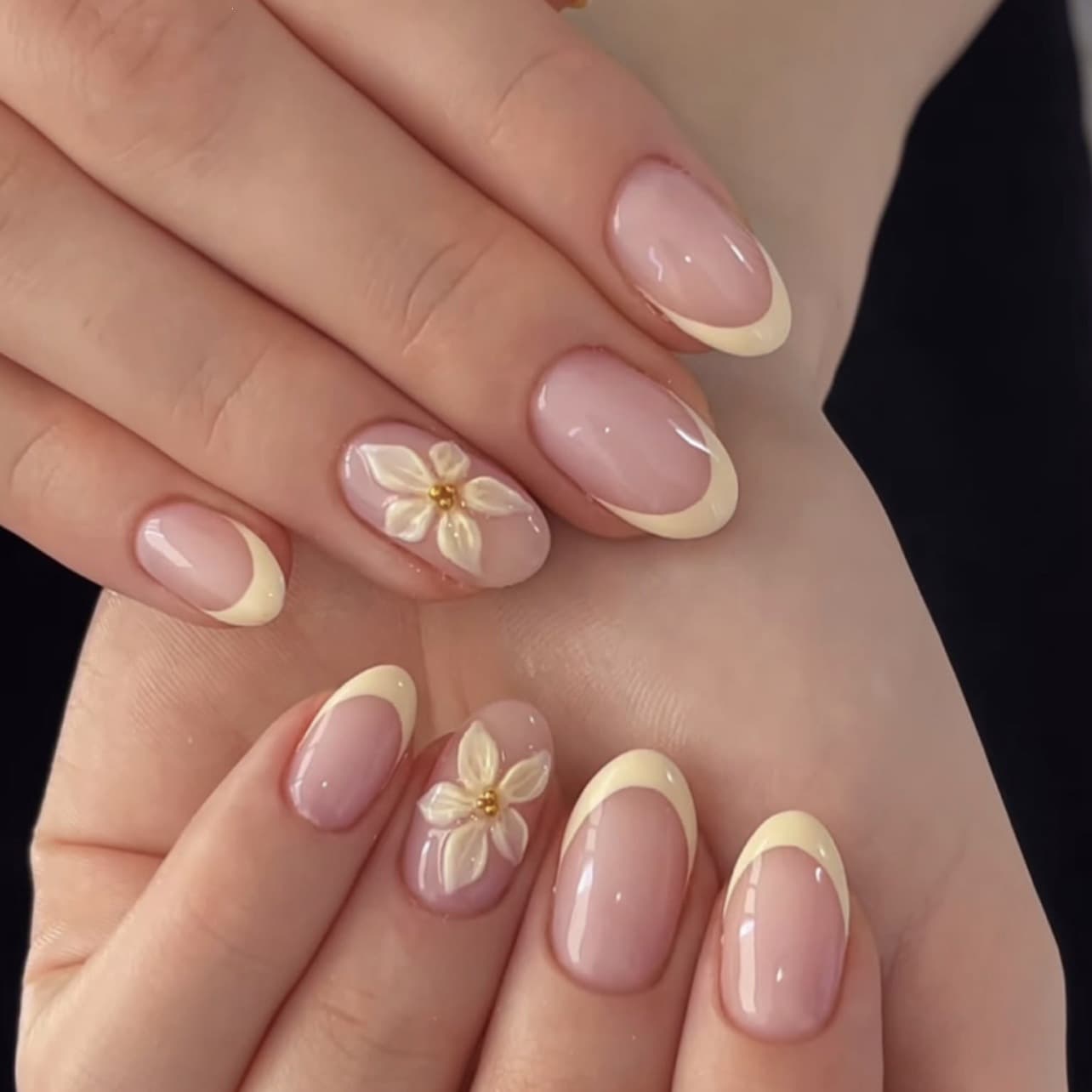 Simple Fresh 3D Yellow Floral Press-On Nails Short Round Short Style Wearable Nail Tips False Nails Wholesale