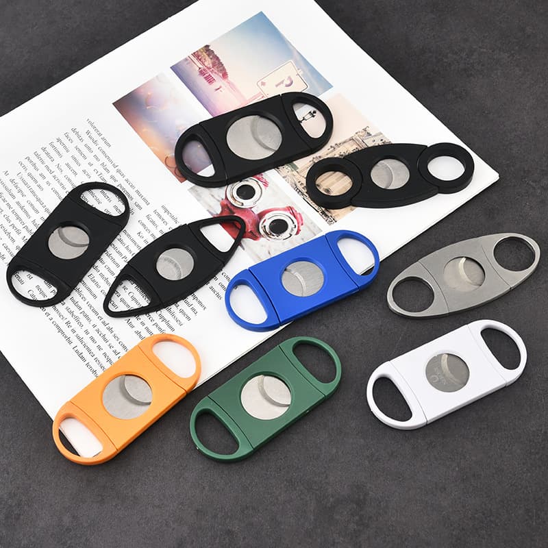 Stainless steel cigar cutters, portable double-blade V-shaped cigar cutters, round wide-mouth cigarette cutter wholesale.