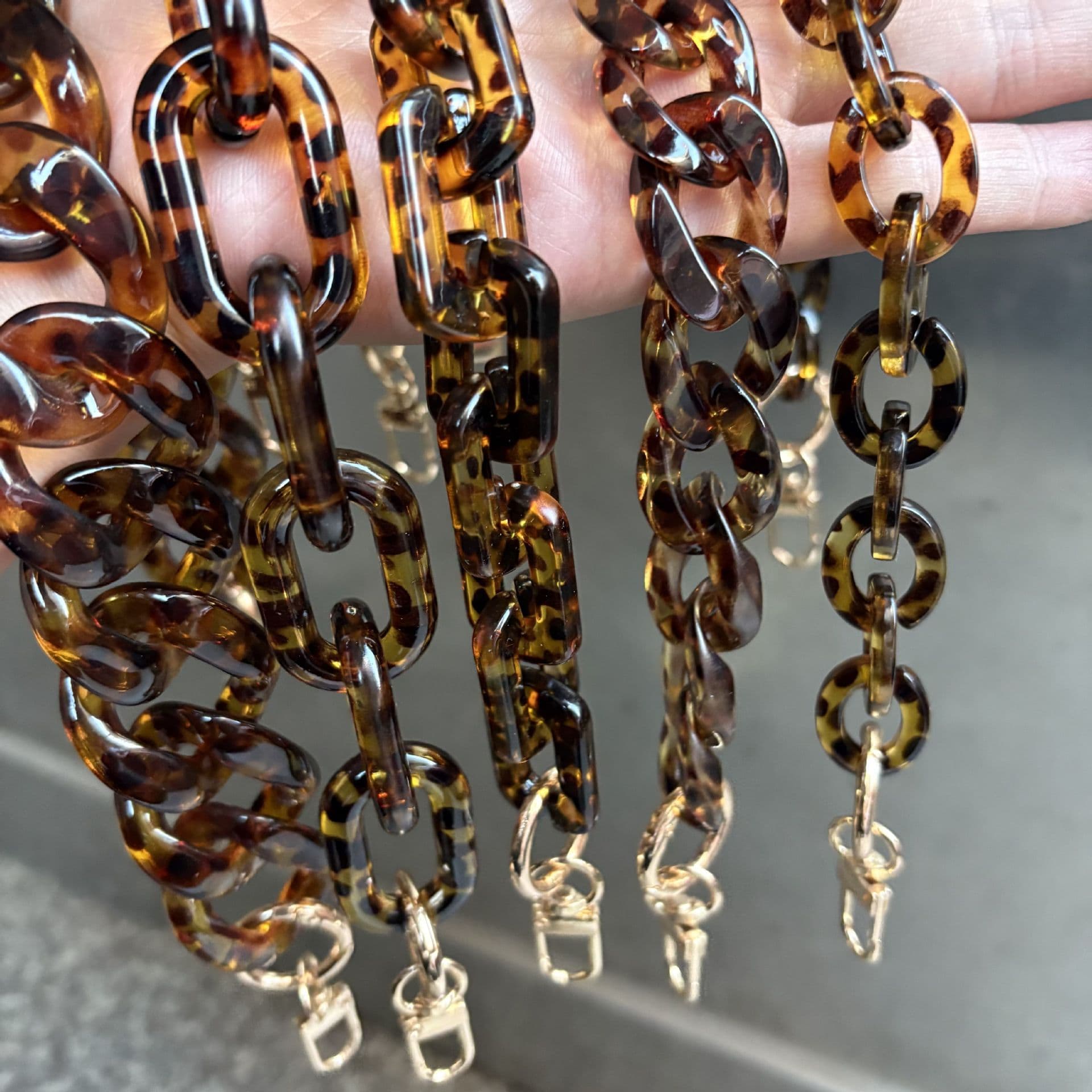 Cross-border Premium Tortoiseshell Leopard Print LV Acrylic Straps, Detachable Chains for Instant Camera Lanyards
