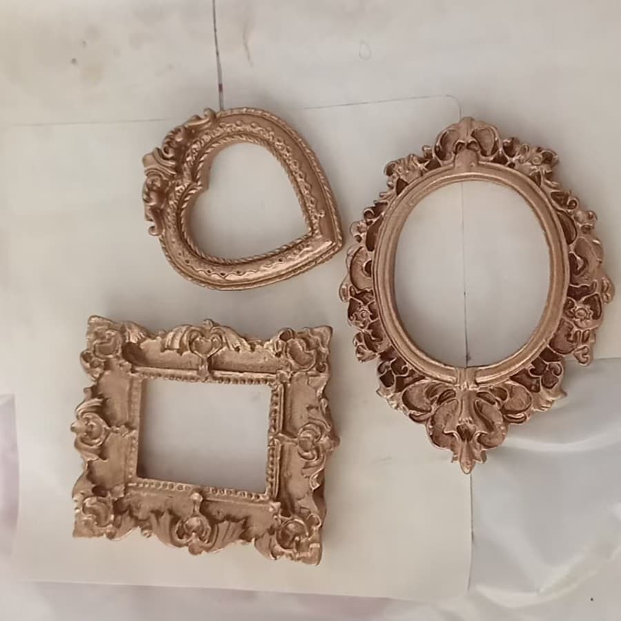 Cross-border INS Photo Prop Victorian Style Light Luxury Retro Resin Picture Frame Ornament Badge Display Stand