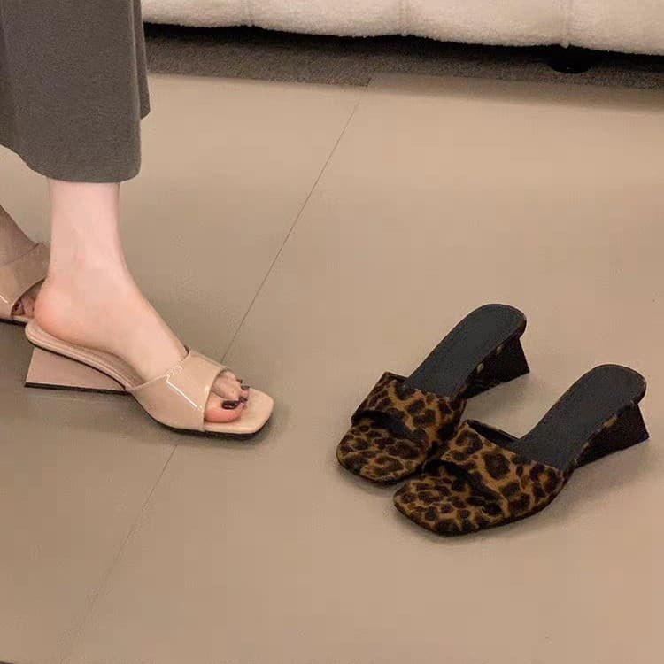 Low wedge elegant nude French-style slippers fairy shoes 2026 new summer sandals for dresses thick sole vacation sandals
