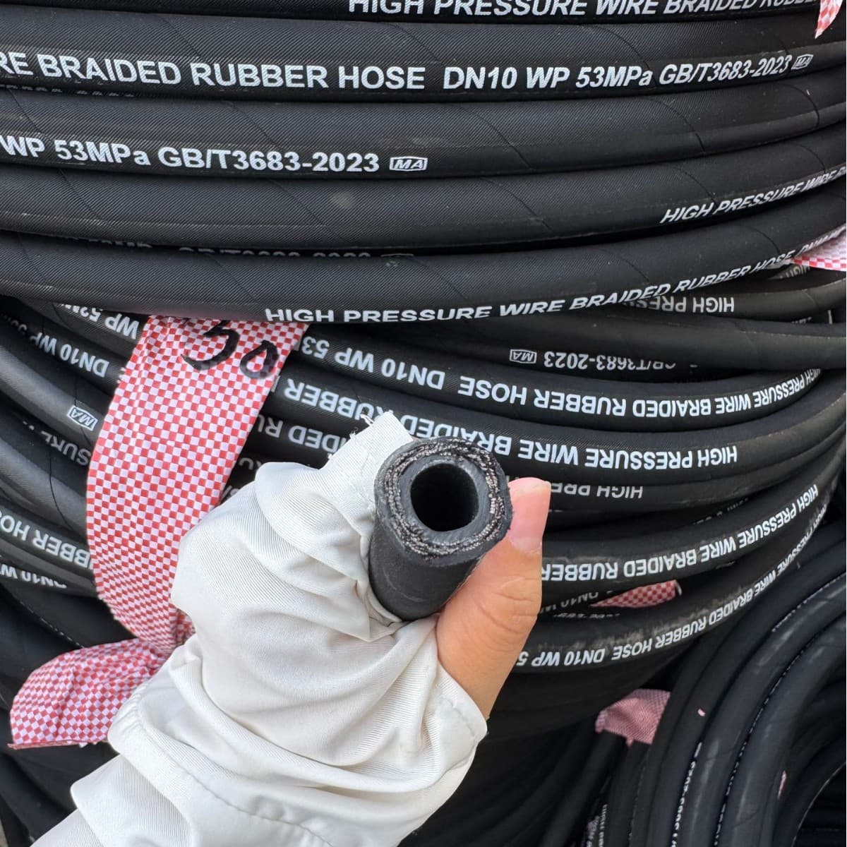 High-pressure rubber hose hydraulic tube, steel wire reinforced, oil and wear resistant, 10-70MPa, various specifications available for engineering machinery