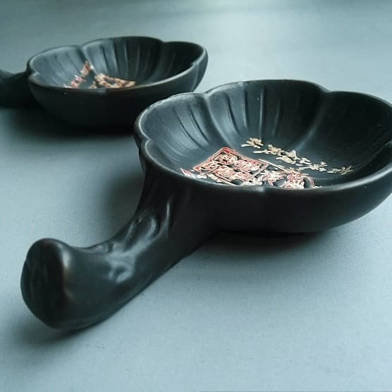 A variety of dual-purpose exquisite craft ceramic pen holders, brush holders, small regular script brushes dipped in ink can be used as inkstones