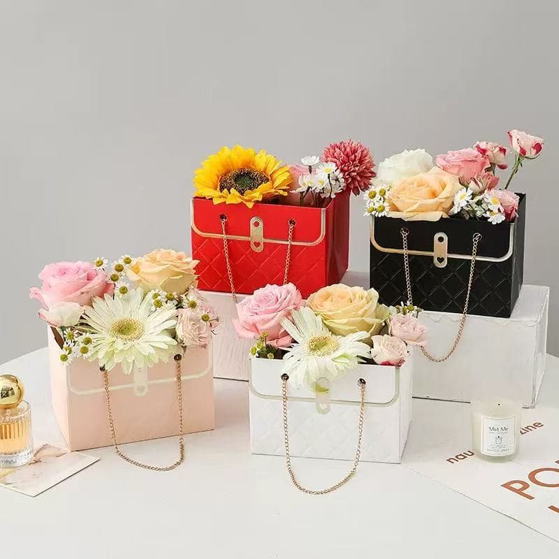 Factory direct supply of trendy brand small fragrance hand-held flower box, Internet celebrity rhombus chain flower gift box, flower shop materials in stock