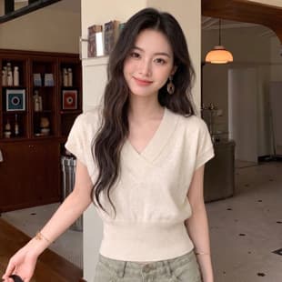 Korean Style V-Neck Short Sleeve Knit Top 2026 Summer Design Slim Fit Trendy Versatile Blouse