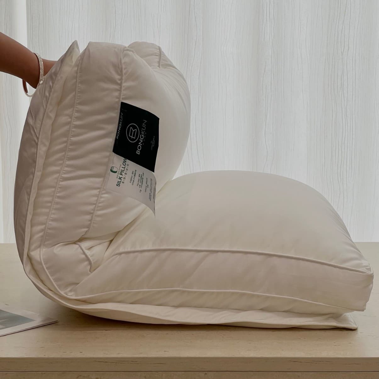 Soft, fluffy and luxurious silk pillow core, skin-beautifying sleep aid, cervical vertebra protection pillow, single adult pillow, rectangular pillow
