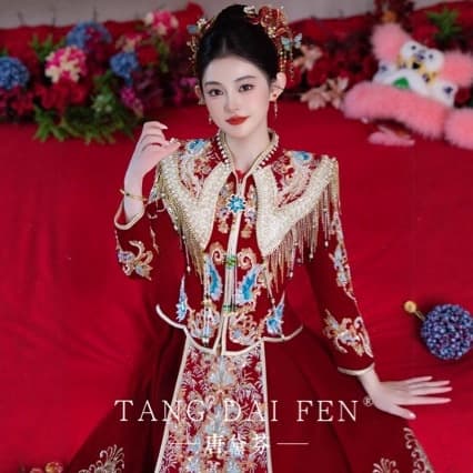 Heavy-duty V-neck velvet Xiuhe dress, 2025 new style, Chinese wedding dress for brides, dragon and phoenix gown.