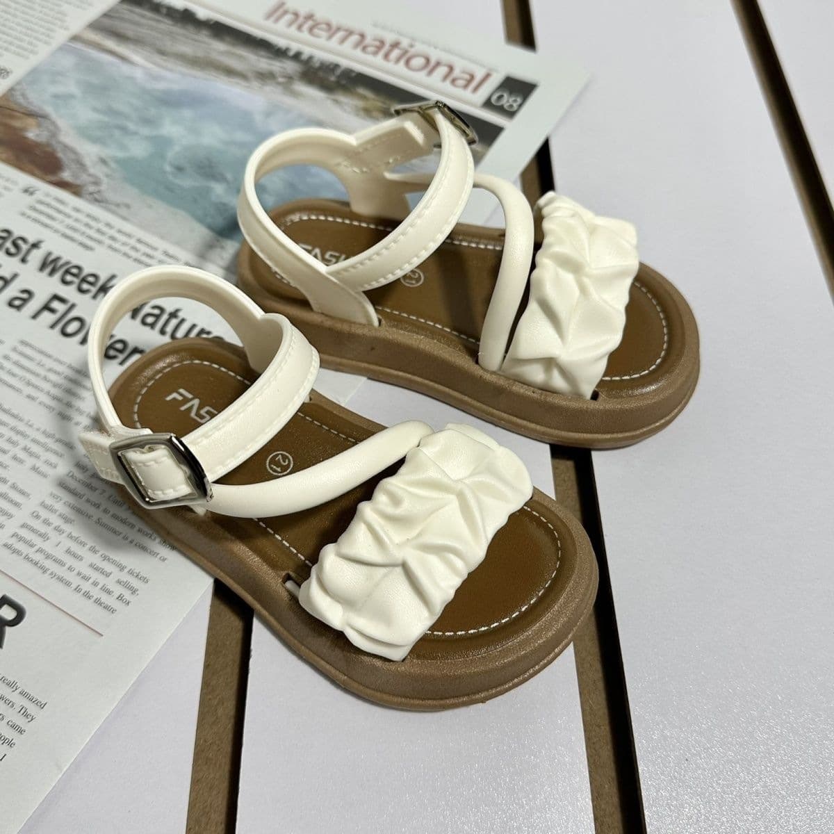 Girls Sandals Summer 2025 Children 8-12 Years Old Little Girl Princess Style Fashionable Soft Sole Affordable