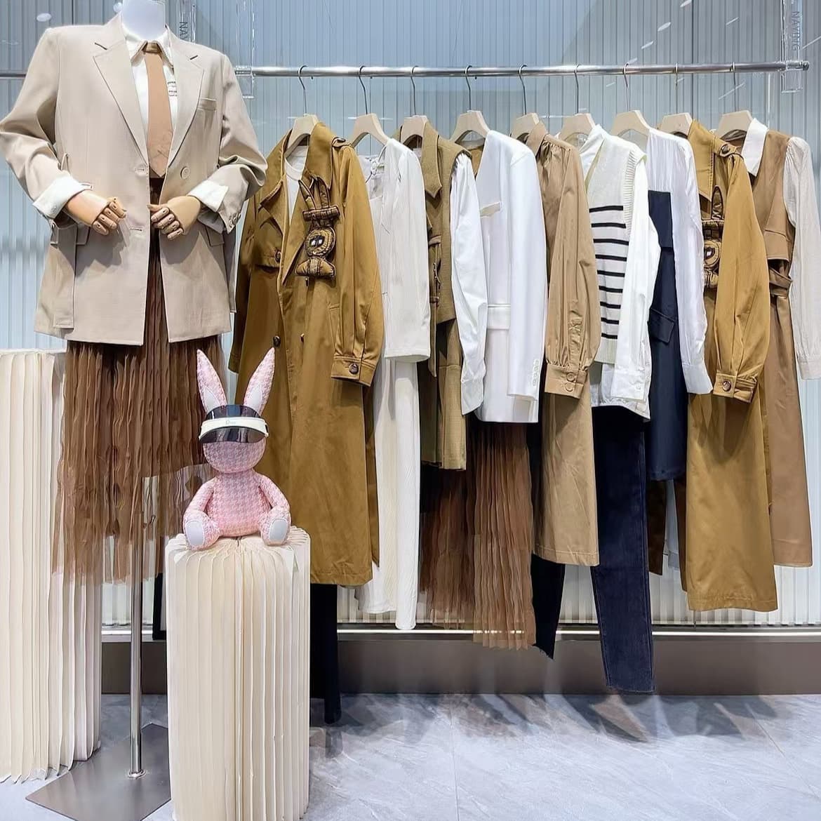 Muxi women's clothing clearance sale, factory direct supply, mixed styles, brand-closed women's clothing, wholesale available through physical stores and live streaming.