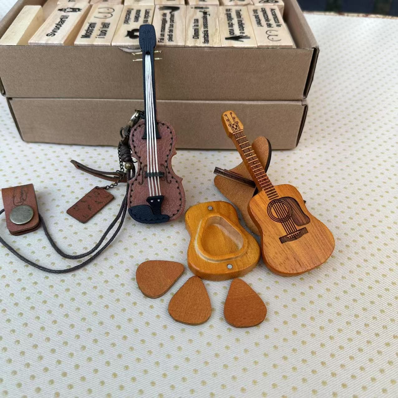 Source Factory Cross-Border Amazon TK AliExpress Hot-Selling Mini Wooden Craft Guitar Pick Box Ornament