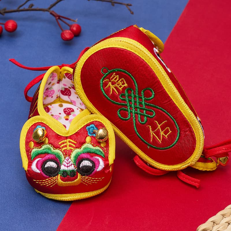 Embroidered handmade tiger head shoes for boys and girls, soft-soled shoes for baby's first birthday celebration, 100-day celebration, and first birthday celebration.