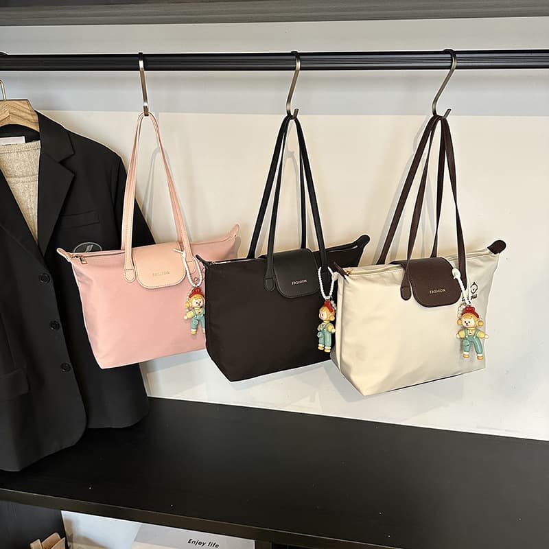 Casual and simple women's shoulder bag, large-capacity lightweight armpit bag, versatile fashionable tote bag, commuter nylon bag